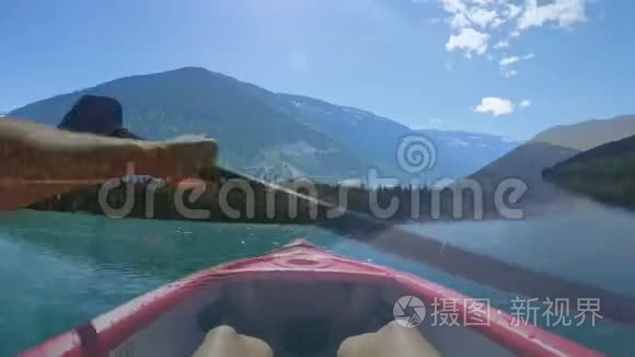 在湖上划船