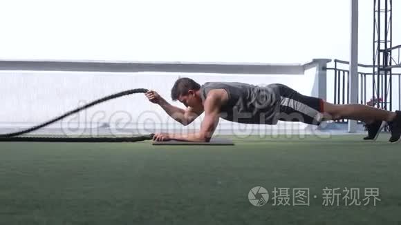 在健身房用绳子锻炼的人视频