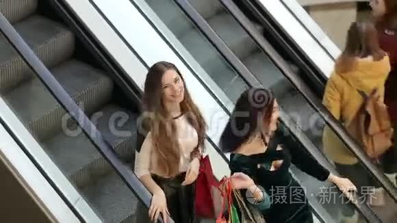 在大购物中心的自动扶梯上的女孩。