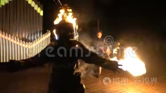 在火中的特技演员跑到镜头前视频