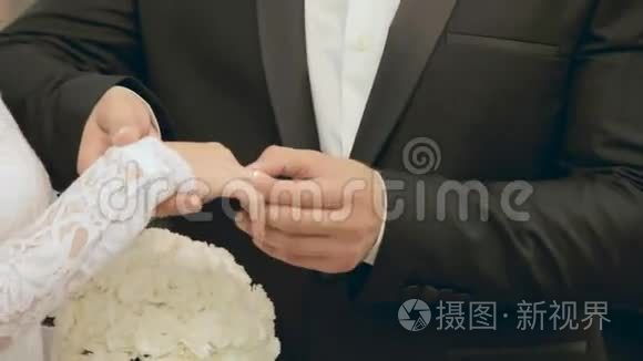 在婚礼上交换结婚戒指视频