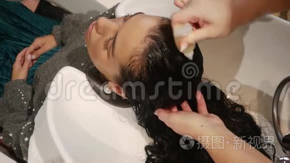 理发师洗头发视频