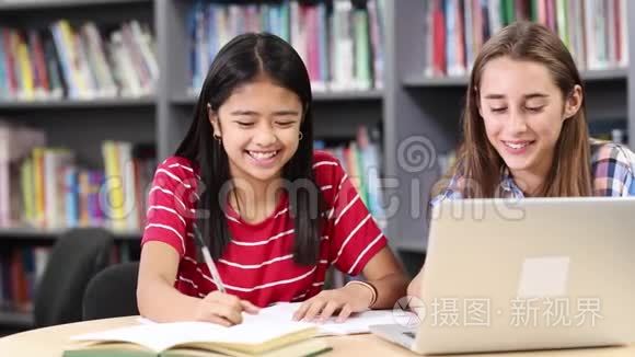 两名女生在笔记本电脑上工作视频