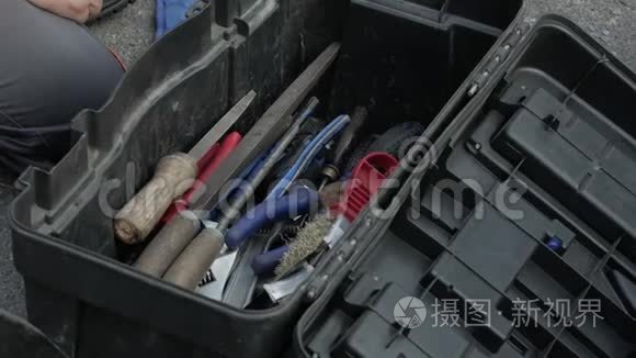 用工具修理工人视频