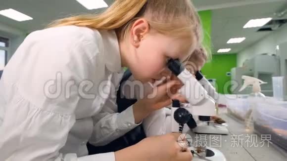 调整显微镜的女孩的稳定射击。 4K.