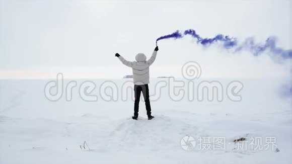 有烟雾信号的人视频