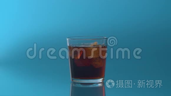 一杯可乐加冰块和柠檬