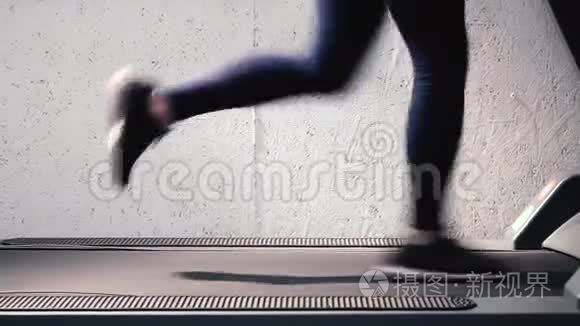 跑步机有氧运动细节特写美丽的腿。 雕塑，塑造和定义你的腿锻炼。