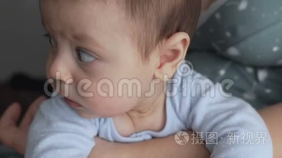 可爱的婴儿脸，棕色的眼睛。 在镜头特写镜头中婴儿的样子