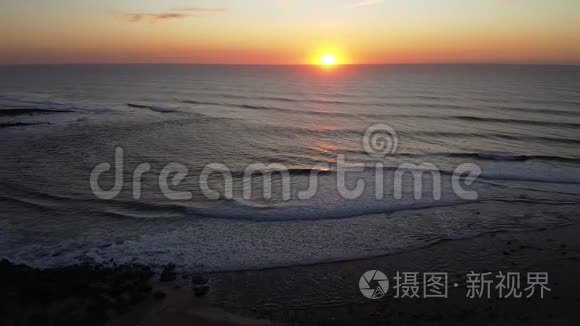 海浪在海滩上破碎视频