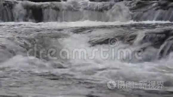 河水在一系列梯田上流淌视频