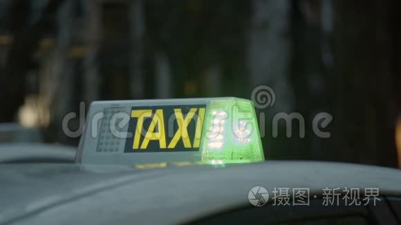 有空出租车标志的车视频