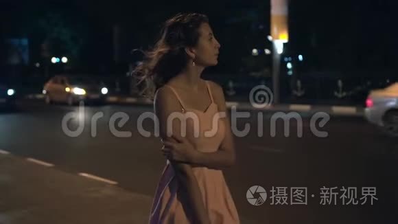 女人在夜城散步