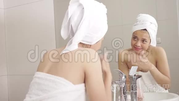 漂亮的女人在水龙头上洗脸