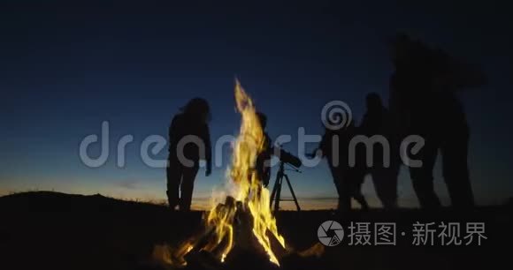 朋友们在炉火旁取暖视频