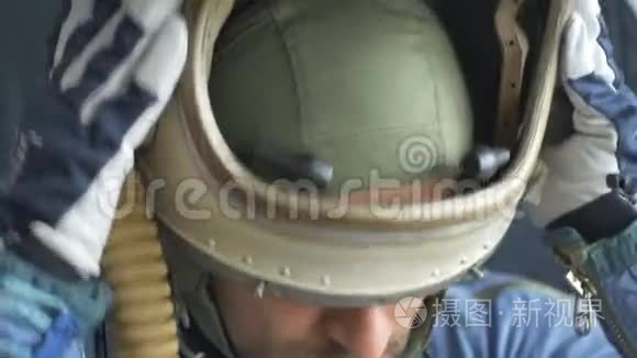 宇航员戴上头盔视频