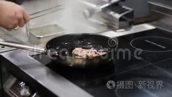 厨师在煎锅里炸出几块培根视频