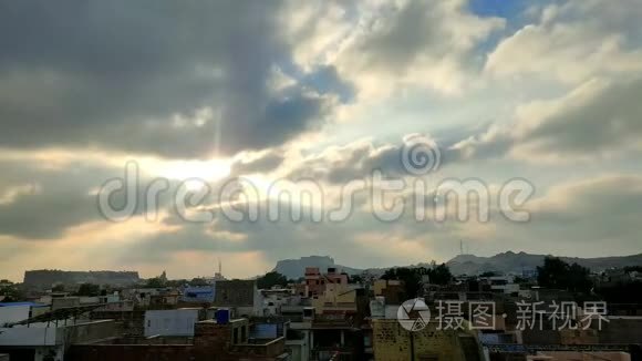 印度Jodhpur市即将到来的云层和日落景色的延时录像，4k段