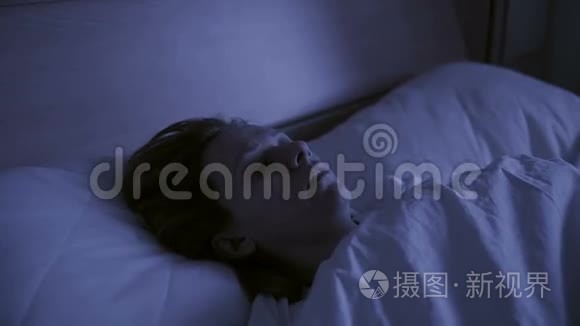 沉睡的女人梦因梦魇而中断视频