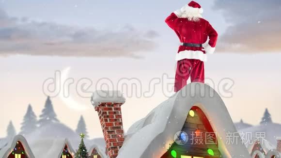 圣诞老人条款在屋顶装饰的房子在冬天的风景和降雪