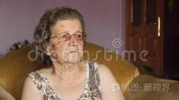 老退休的女人在室内笑视频