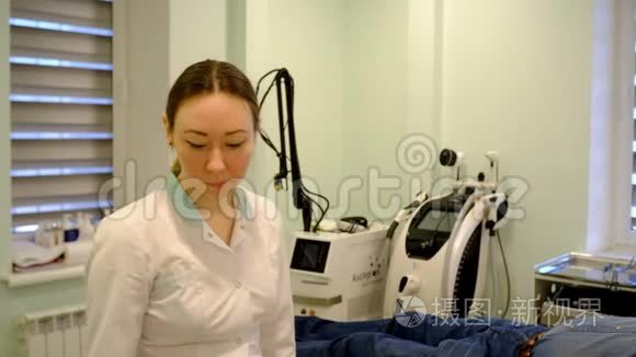 护士正在嚼头发帽