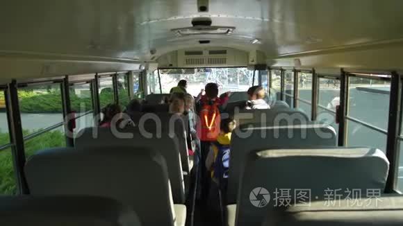 学生离开校车上学