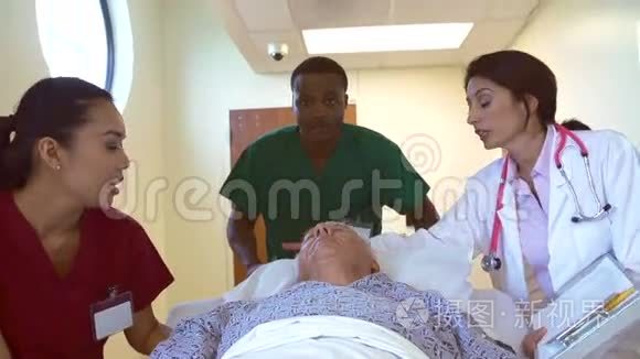 老年男性病人在医院走廊被轮走视频