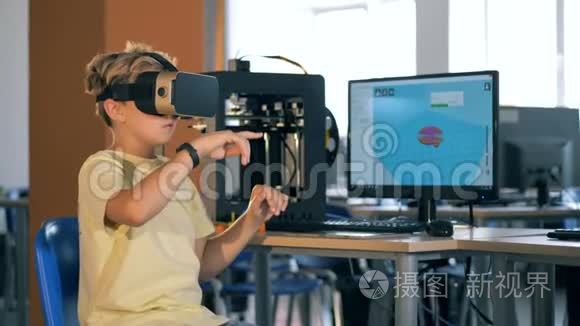 未来主义教育理念.. 虚拟现实眼镜学科学的男孩。