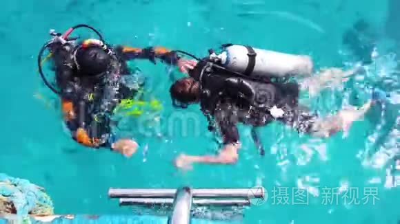 潜水员进入红海视频