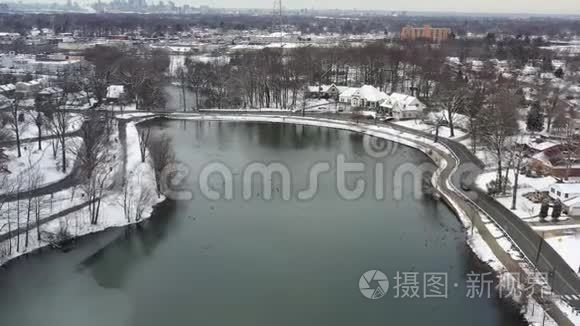 冰雪覆盖的冬季美丽湖泊鸟瞰图视频