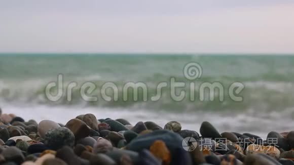 波浪在黑海海滩上