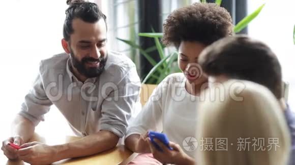 办公室有智能手机和平板电脑的朋友