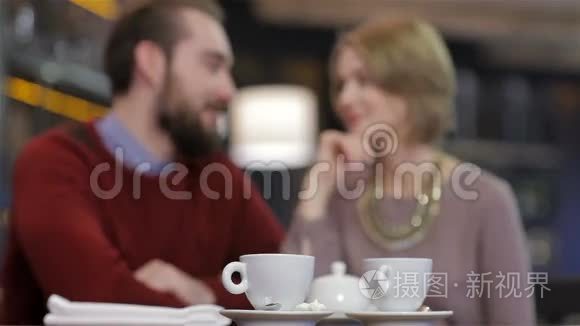 两个年轻人在咖啡馆享受时光