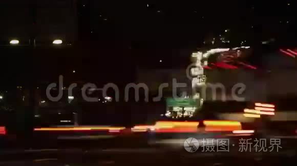夜间在高速公路上飞驰的汽车视频
