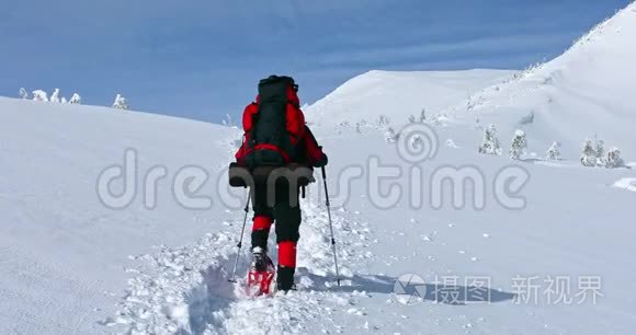 一位游客爬上了雪坡