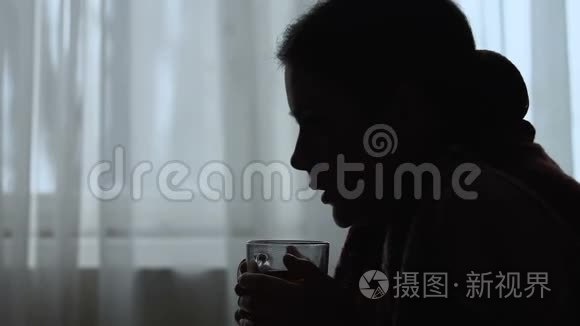 寒战妇女发烧、喝热茶、流感治疗剪影