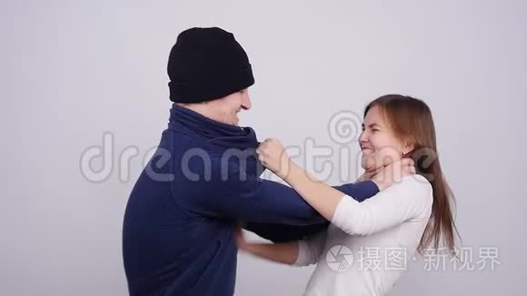 男人和女人在打架. 家庭中可怕的家庭暴力短视频