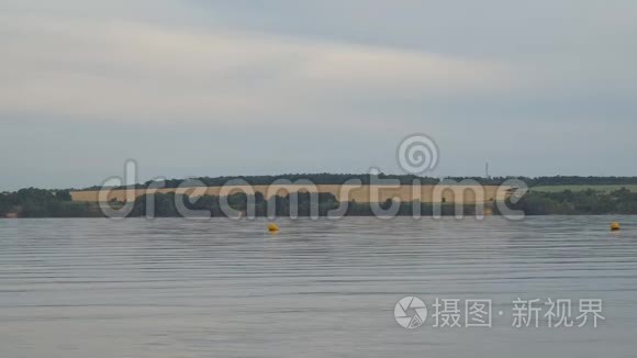 大河流或湖泊的岸边视频