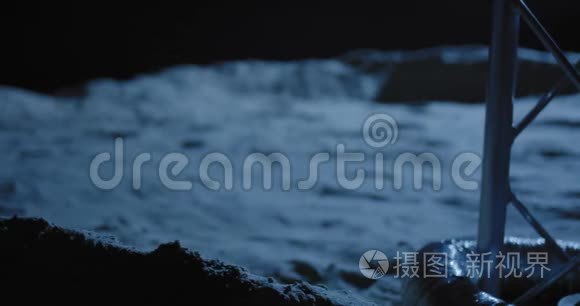 宇航员在月球上行走视频
