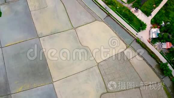 空中观景。 稻田和犁沟成排，为春天种植庄稼做好了准备