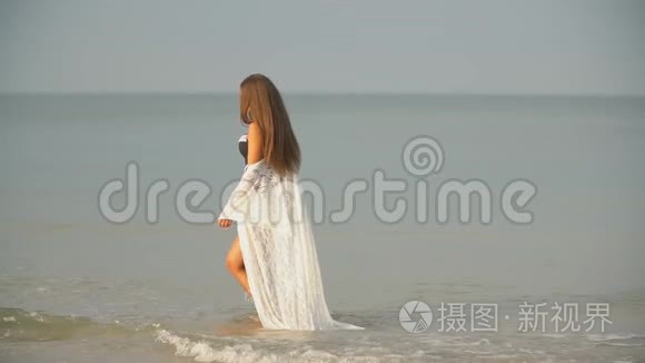 女孩在海边散步