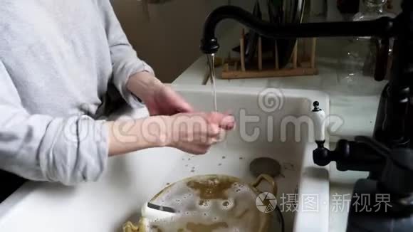 女人在厨房洗了一道菜视频