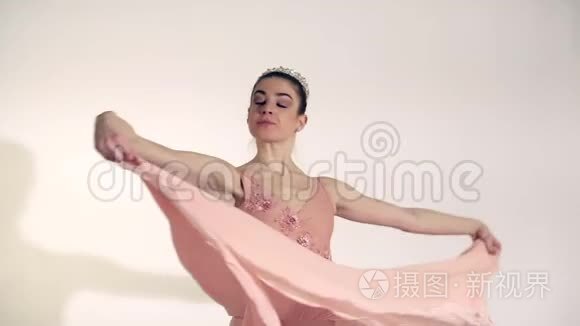 桃装芭蕾舞演员视频