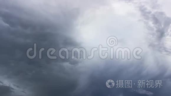 乌云在雨前移动