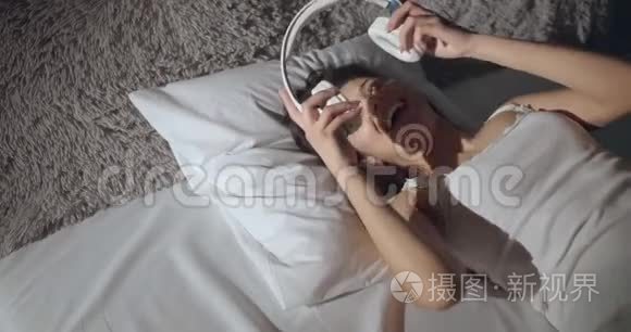 床上戴耳机的快乐女人