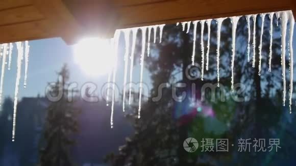 雪从屋顶上掉下来视频