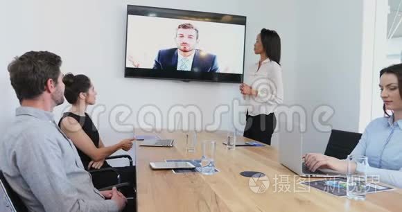出席4k会议室视频电话会议的商务同事