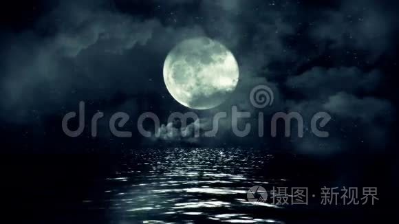 梦幻的满月与星夜，映出云与雾的水面