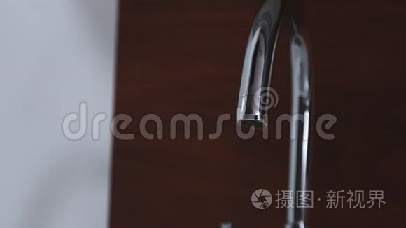 水从打开的水龙头流出